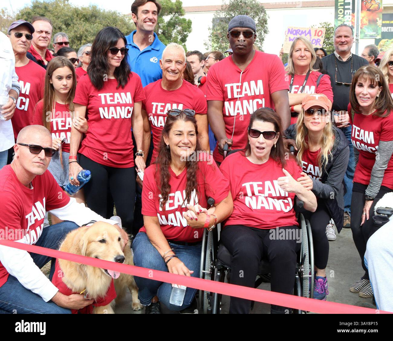 16 octobre 2016 - Los Angeles, CA, USA - LOS ANGELES - OCT 16 : Coco Arquette, Courteney Cox, Jay Schwartz, Freinds, Nanci Ryder, Renee Zellweger, Kate Linder à la ALS Association Golden West Chapter Los Angeles County Walk pour vaincre la ALS à l'exposition Park le 16 octobre 2016 à Los Angeles, CA (crédit image : © Kathy Hutchins/Newscom via ZUMA Press) Banque D'Images