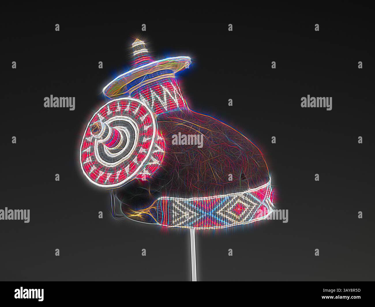 Un instrument de musique décoratif avec des motifs complexes et des couleurs vibrantes, mettant en valeur l'artisanat traditionnel avec un design unique et stylisé., chapeau, Lunda, 20ème siècle, tissu, perles de verre, 7 x 12 x 8 po., textile et Arts de la mode, art classique avec une touche moderne réinventée par Artotop Banque D'Images