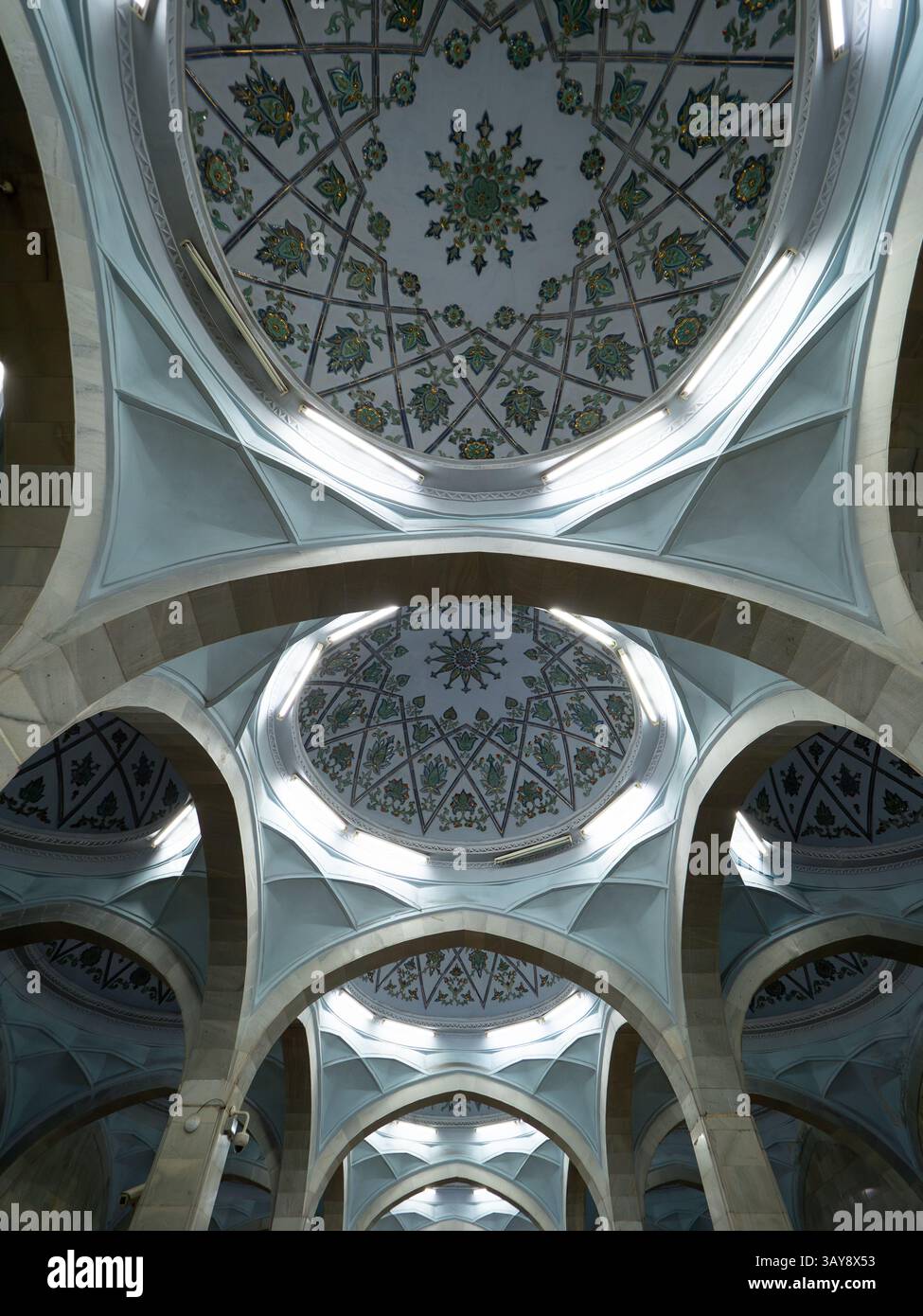 Vue sur une rangée de coupoles dans la station de métro Alisher Navoi décorée de motifs floraux scintillants. Photographié à Tachkent, Ouzbékistan. Banque D'Images