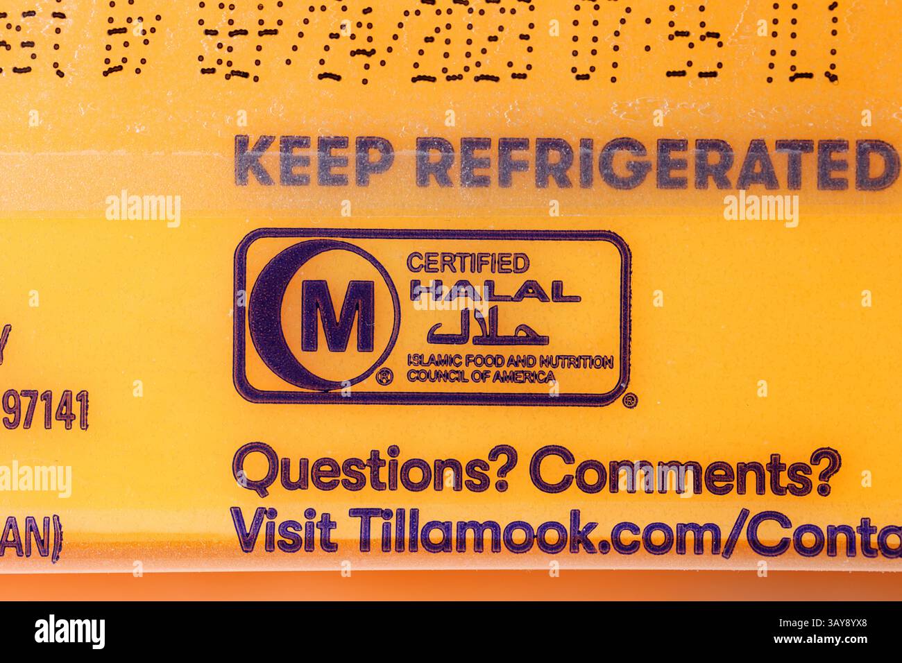 Un logo halal certifié par le Conseil islamique de l'alimentation et de la nutrition d'Amérique sur un bloc de fromage Banque D'Images