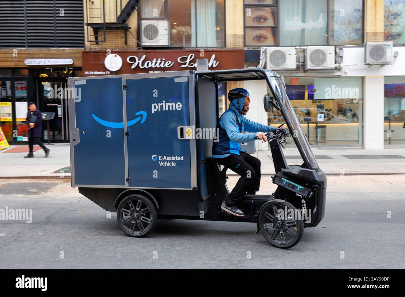 Un vélo cargo électrique à 4 roues Mubea U-Mobility de marque Amazon sur une rue de New York. Le vélo à assistance électrique, ou pedelec, fournit un ... durable Banque D'Images