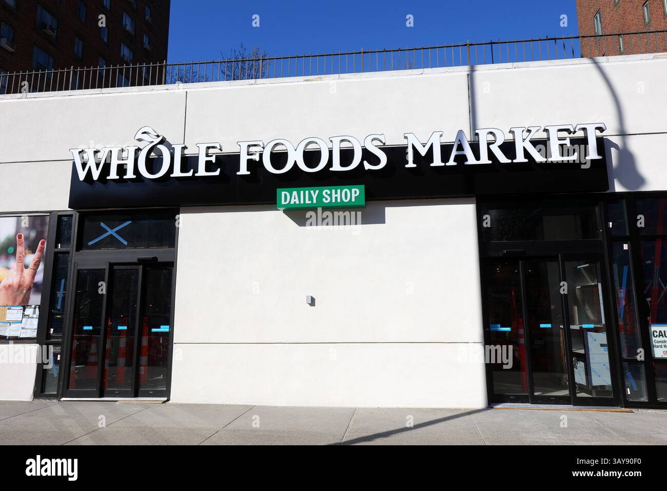 Signalisation pour un magasin Whole Foods Market Daily Shop à New York. Le magasin de format plus petit propose des articles d'épicerie essentiels et des repas à emporter. Banque D'Images