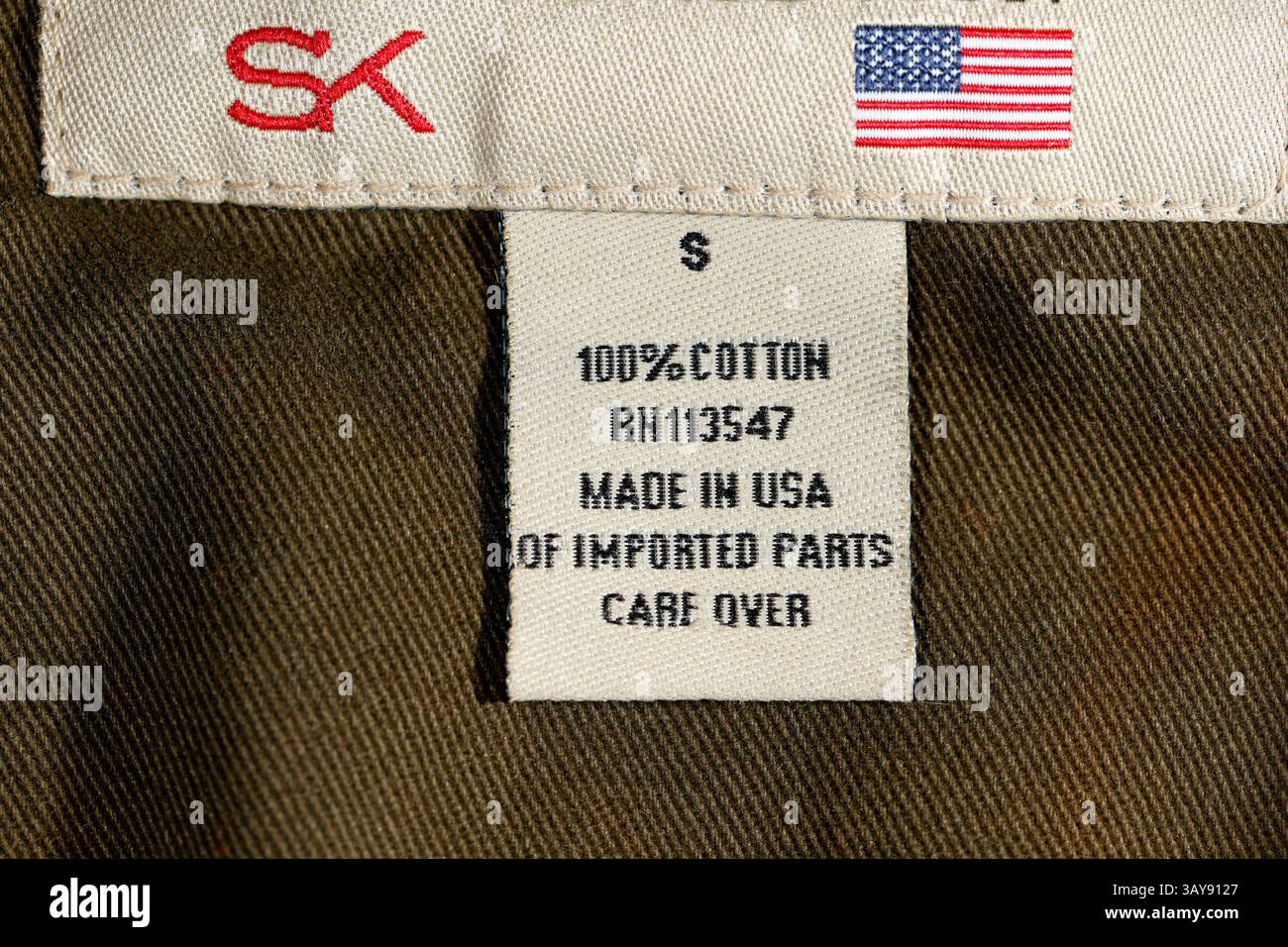 Une étiquette de vêtement fabriquée aux États-Unis de pièces importées sur un vêtement. Banque D'Images