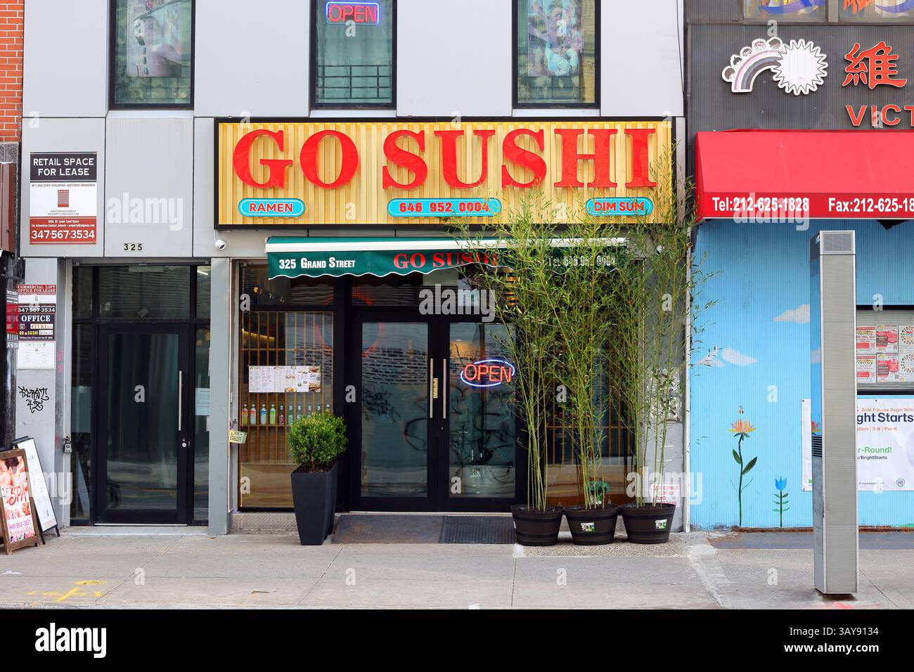 Go Sushi, 325 Grand St, New York, NYC devanture d'un restaurant japonais dans Manhattan Chinatown. Banque D'Images