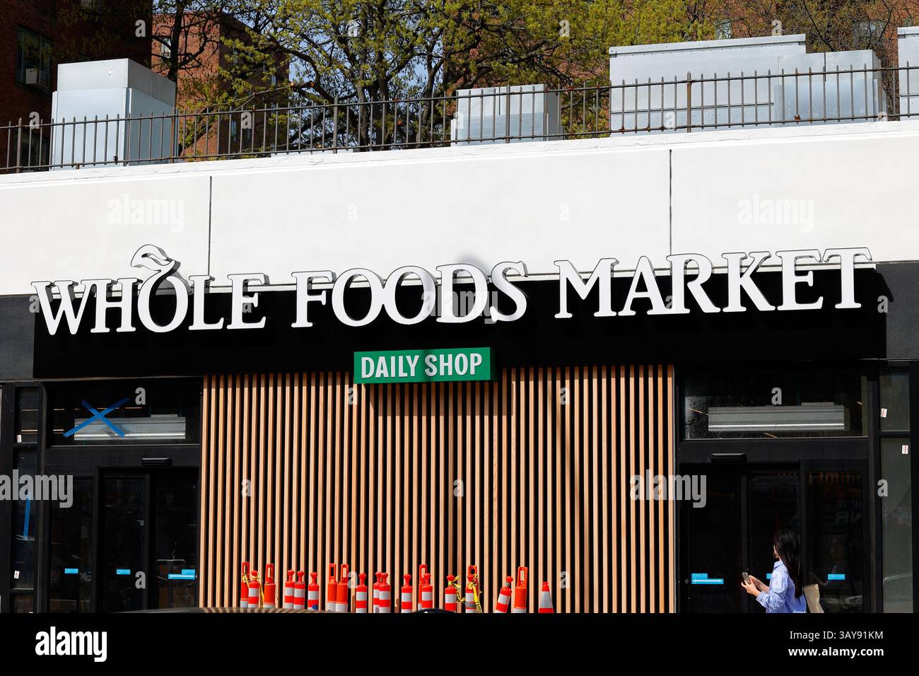 Signalisation pour un magasin Whole Foods Market Daily Shop à New York. Le magasin de format plus petit propose des articles d'épicerie essentiels et des repas à emporter. Banque D'Images