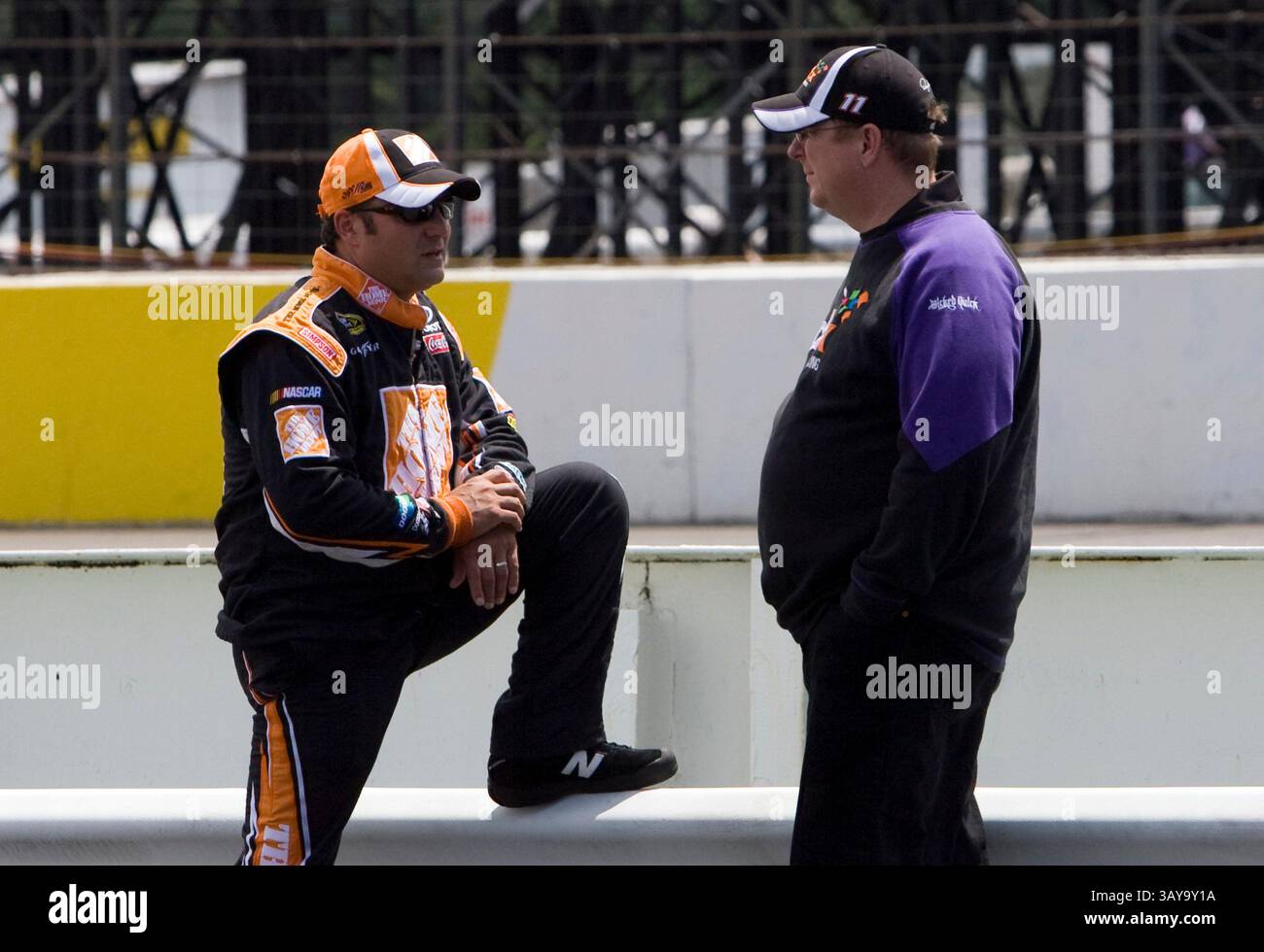 LONG POND, PA - 06 juin 2010 : Greg Zipadelli et Mike Ford discutent alors que la piste est sèche avant la course Gillette fusion ProGlide 500 au Pocono Raceway de long Pond, PA(crédit image : © ASP/Cal Sport Media/ZUMApress.com) Banque D'Images
