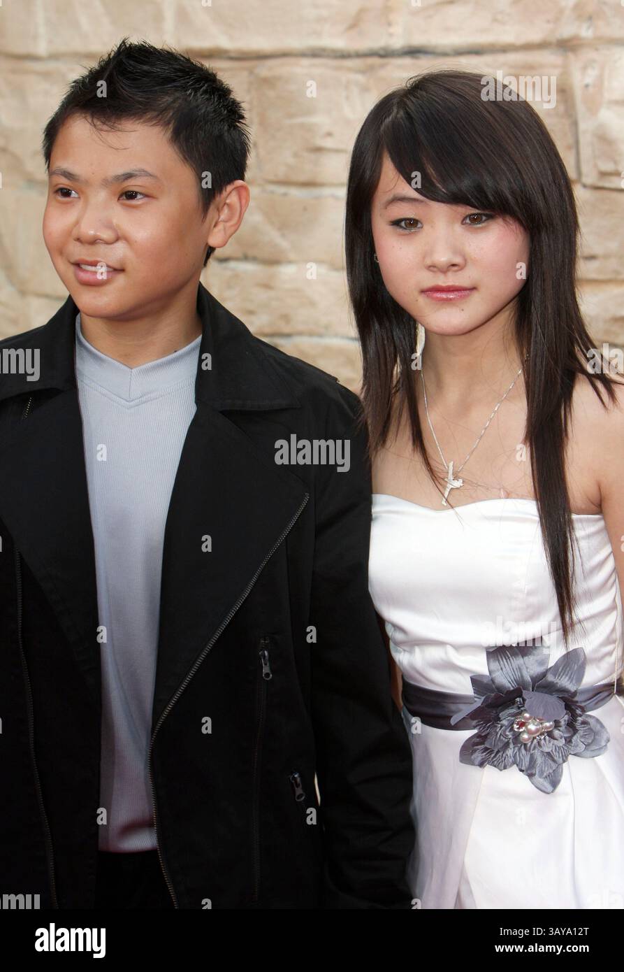 07 juin 2010 - Westwood, Californie, États-Unis - les acteurs ZHENWEI WANG et WENWEN Han à la première de 'The Karate Kid' au Mann Village Theatre Westwood California. (Crédit image : © Glenn Weiner/ZUMApress.com) Banque D'Images