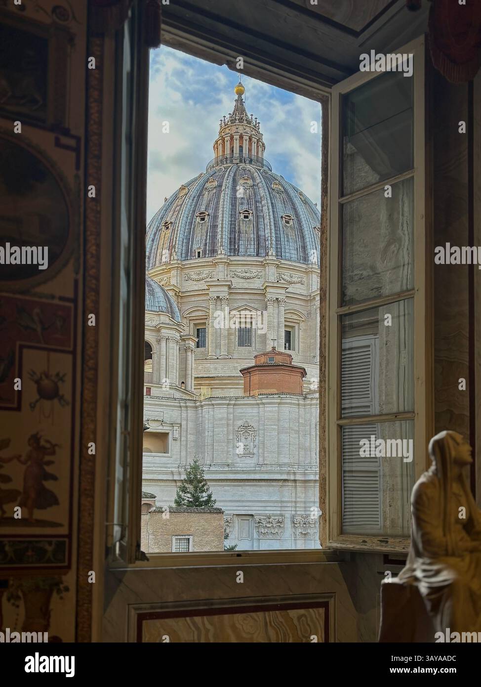 Fragments de beauté intemporelle- Vatican, Rome, Italie, Dôme, fenêtre, Pope,. Peter - Image de stock capturée avec un smartphone