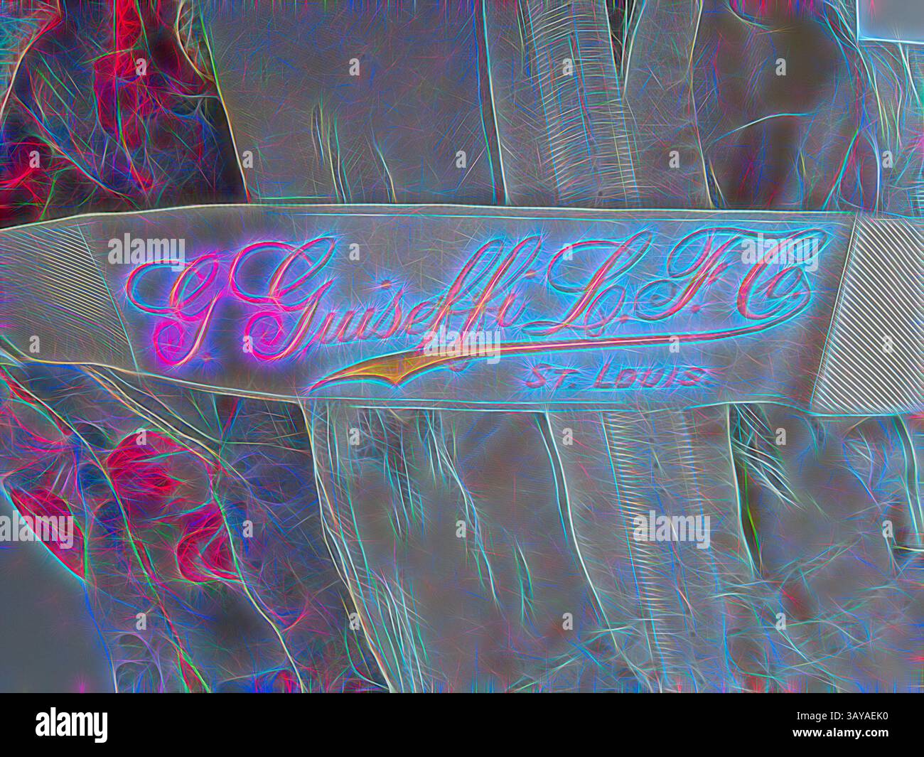 Une étiquette décorative avec une écriture élégante qui se lit « G. Guiseffi H.L.C. » au-dessus du nom de la ville « préparez Louis », le tout entouré d'un fond vibrant et tourbillonnant., robe d'après-midi, Girolamo Giuseffi, Designer (américain, 1864-1934), G. Giuseffi Ladies 'Tailoring Company, Design House (américain), vers 1910, mousseline de soie, gaze de soie, filet de soie, velours de soie, arrière central 44-1/2 po, avant central 47-1/2 po, buste 31 po, taille 24 po, longueur des manches 21 po, épaules 15-1/2 po, étiquette, cousu : G. Guiseffi [sic] L. T. Co., ST. LOUIS., textile et Arts de la mode, Art classique avec une touche moderne réinventée Banque D'Images