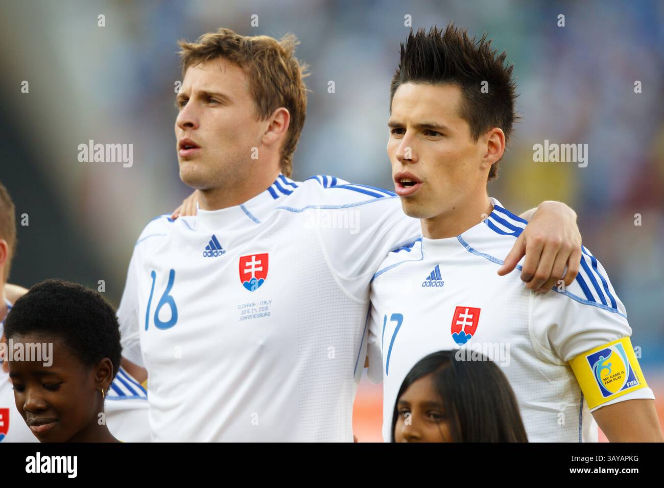 Les joueurs slovaques Jan Durica (16 ans) et le capitaine de l'équipe Marek Hamsik (17 ans) chantent l'hymne national avant le début d'un match de la Coupe du monde F contre l'Italie au stade Ellis Park le 24 juin 2010 à Johannesburg, en Afrique du Sud. Usage éditorial exclusif. Utilisation commerciale interdite. Pas d'utilisation de push vers l'appareil mobile. (Photographie de Jonathan Paul Larsen / Diadem images) Banque D'Images