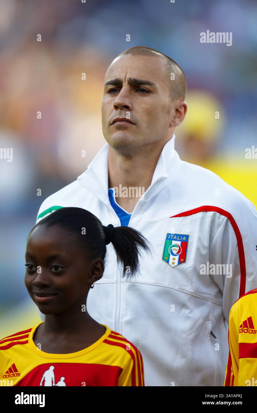 Le capitaine de l'équipe italienne Fabio Cannavaro représente l'hymne national avant un match de Coupe du monde de football du Groupe F contre la Slovaquie au stade Ellis Park le 24 juin 2010 à Johannesburg, en Afrique du Sud. Usage éditorial exclusif. Utilisation commerciale interdite. Pas d'utilisation de push vers l'appareil mobile. (Photographie de Jonathan Paul Larsen / Diadem images) Banque D'Images