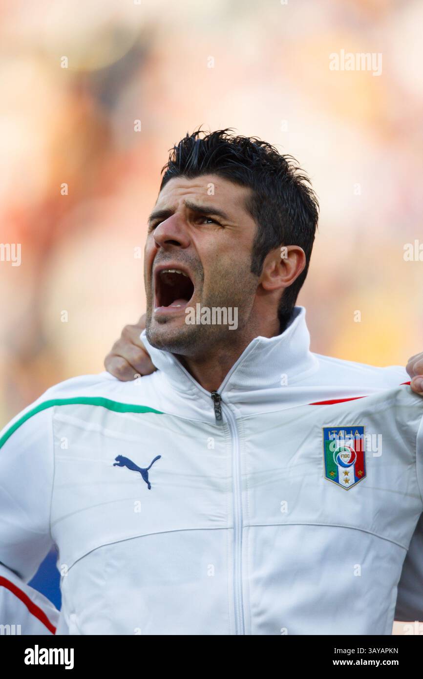 Vincenzo Iaquinta, Italien, chante l'hymne national avant un match de Coupe du monde de football du Groupe F contre la Slovaquie au stade Ellis Park le 24 juin 2010 à Johannesburg, Afrique du Sud. Usage éditorial exclusif. Utilisation commerciale interdite. Pas d'utilisation de push vers l'appareil mobile. (Photographie de Jonathan Paul Larsen / Diadem images) Banque D'Images
