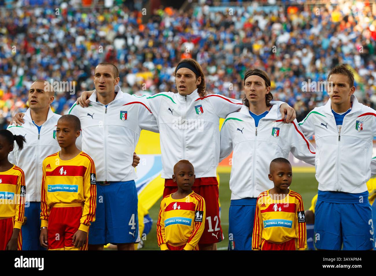 Les joueurs de l'équipe italienne chantent l'hymne national avant le début d'un match de Coupe du monde de la FIFA du Groupe F contre la Slovaquie au stade Ellis Park le 24 juin 2010 à Johannesburg, en Afrique du Sud. Usage éditorial exclusif. Utilisation commerciale interdite. Pas d'utilisation de push vers l'appareil mobile. (Photographie de Jonathan Paul Larsen / Diadem images) Banque D'Images