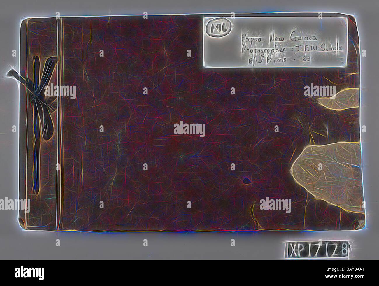 Un album vintage présentant les œuvres d'un photographe, avec une étiquette qui indique qu'il est originaire de Papouasie-Nouvelle-Guinée, ainsi que le nom et la date du photographe. L'album a une fermeture liée et une pochette texturée, faisant allusion à son passé historique., album, Finschhafen, Morobe Province, Papouasie-Nouvelle-Guinée, 1921 - 1922, album contient des photos relatives à une mission luthérienne à Finschhafen, dans le territoire alors mandaté de la Nouvelle-Guinée. Inscription sur l'étiquette adhésive de la couverture : '196 (encerclé) Papouasie-Nouvelle-Guinée. Photographe : J. F. W. Schulz. Tirages N/B : 23'. La feuille dactylographiée à l'intérieur de la couverture de l'album indique : ' Banque D'Images