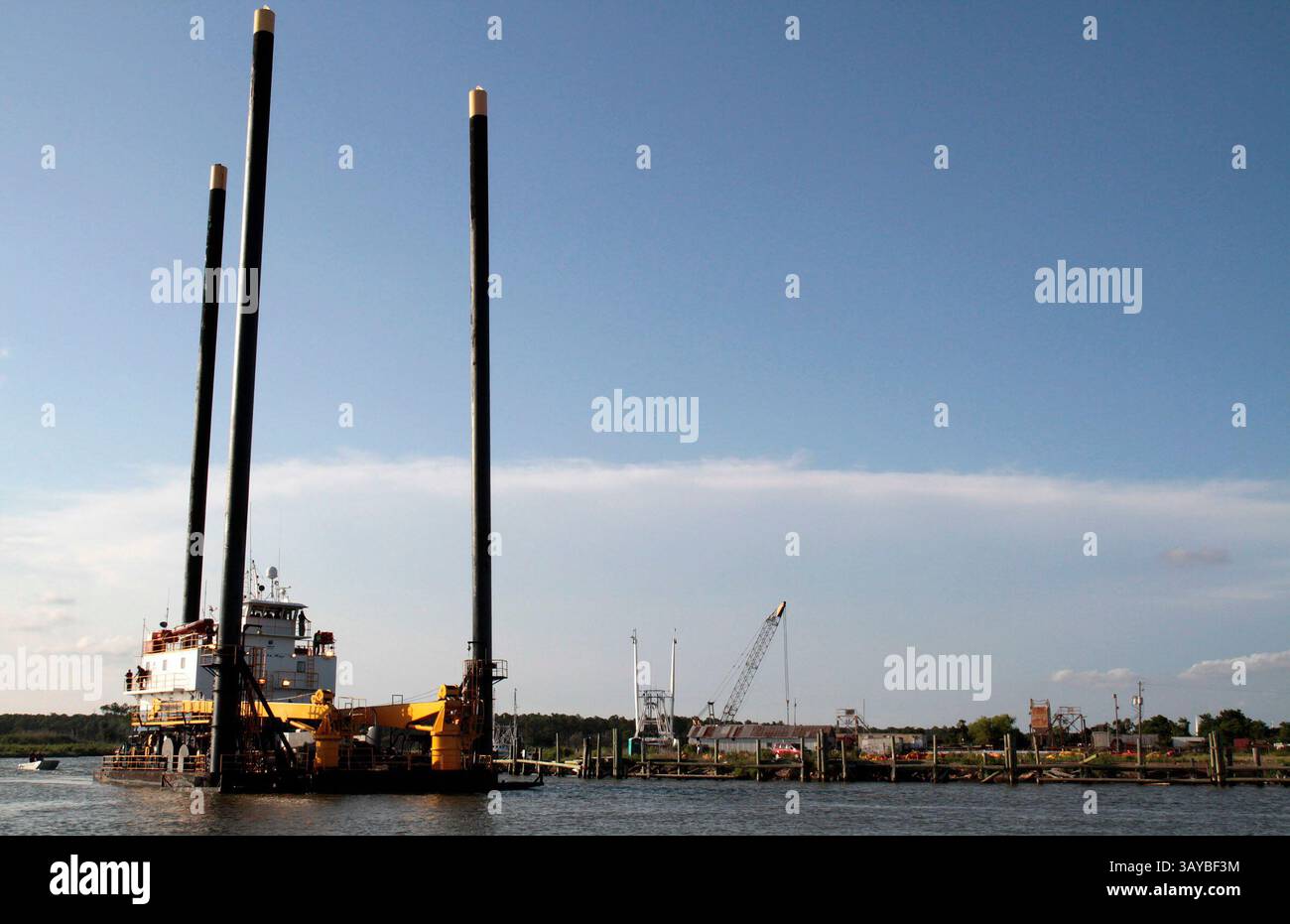 21 mai 2010 - Bayou la Batre, Alabama, États-Unis - Une plate-forme de forage de Hercules Offshore, l'un des principaux fournisseurs de services de forage sous contrat offshore, de bateau de sauvetage et de barge intérieure, selon leur site Web, déménage à Bayou la Batre (crédit image : © Michelle Rolls-Thomas/ZUMApress.com) Banque D'Images