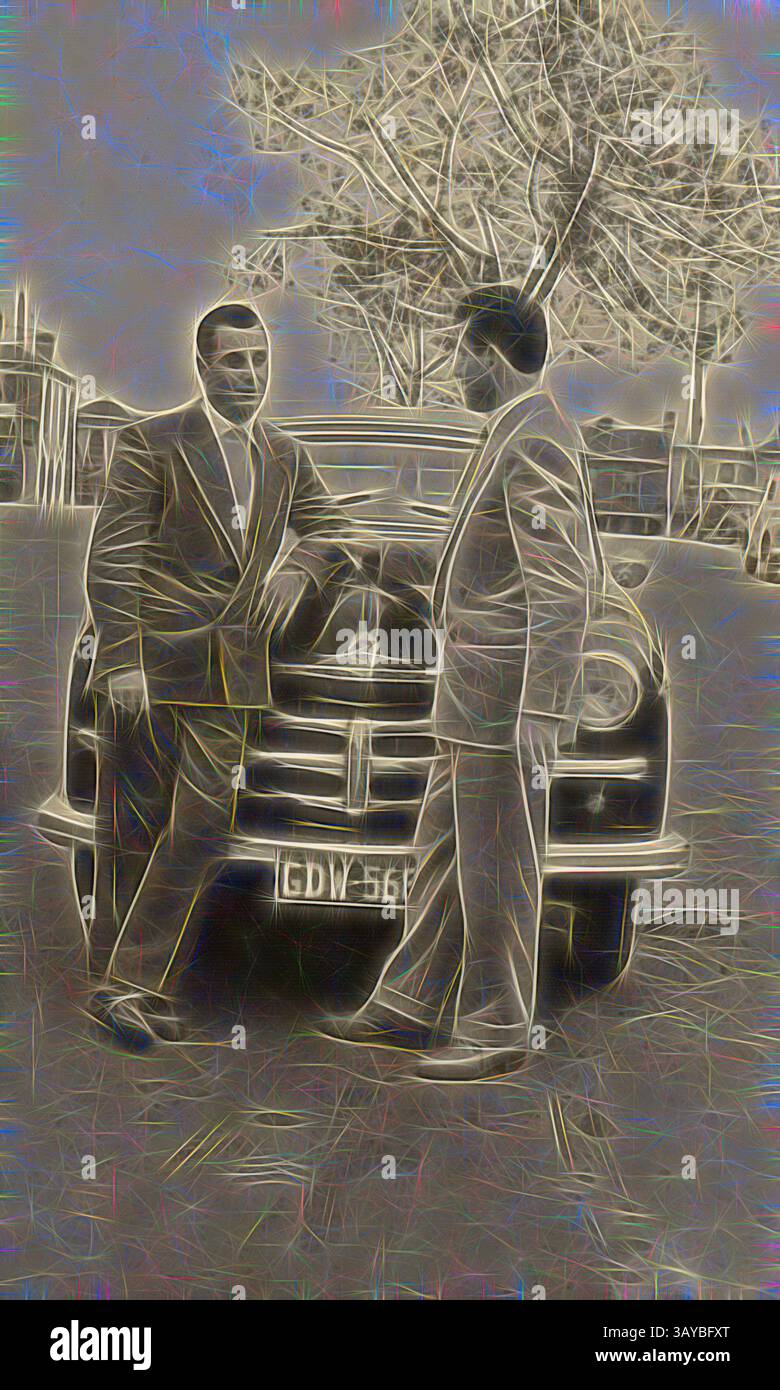 Deux hommes se tiennent à côté d'une voiture classique, engagés dans la conversation. L'un s'appuie brusquement contre le véhicule, tandis que l'autre se tient debout les bras croisés. Leur tenue suggère une ambiance élégante et rétro, et l'environnement environnant fait allusion à un cadre urbain., photographie numérique - Bruno & Ugo Ceresoli avec la première voiture de bande Mokambo, Carlton, 1953, photographie numérique de Bruno Ceresoli [à gauche] et de son frère Ugo Ceresoli photographiés aux côtés de l'automobile Vauxhall Velox d'Ugo à Palmerston Street Carlton où ils louaient un logement. Il fait partie d'une collection de plus de 50 pièces qui comprend un accordéon bouton Banque D'Images