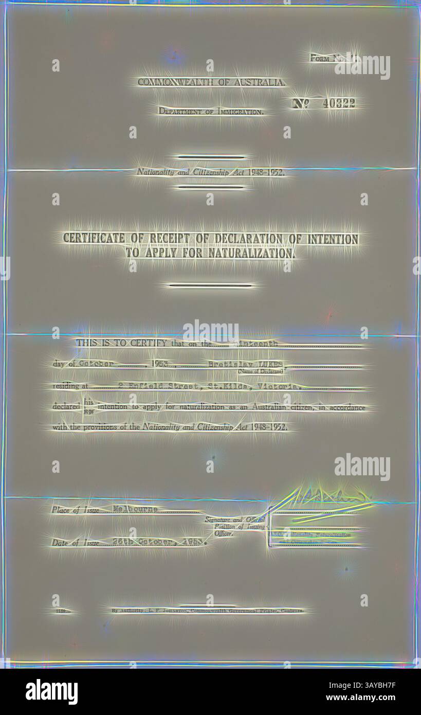 Un certificat délivré par le Commonwealth d'Australie, confirmant la réception d'une déclaration d'intention de demander la naturalisation, daté et détaillant les renseignements personnels pertinents et les références juridiques, certificat - reçu de déclaration d'intention de demander la naturalisation, délivré à Bretislav Lukes, Département de l'immigration, 26 octobre 1953, certificat de réception de déclaration d'intention de demander la naturalisation, délivré par le Département de l'immigration à Bretislav Lukes le 26 octobre 1953. Né le 12 janvier 1922 à Stankou en Tchécoslovaquie, Bretislav a suivi une formation d'an Banque D'Images