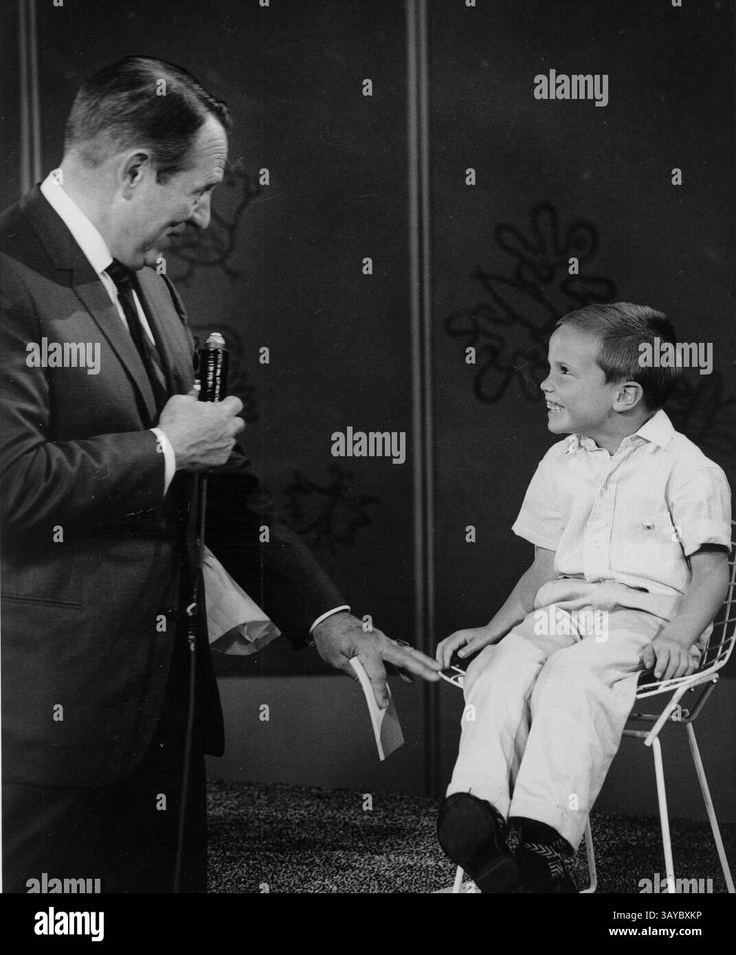 ART LINKLETTER (17 juillet 1912 - 26 mai 2010) Arthur Gordon Linkletter était une personnalité de la radio et de la télévision canado-américaine et l'ancien animateur de deux émissions de télévision américaines de longue date : House Party, diffusée à la radio et à la télévision CBS pendant 25 ans, et People Are Funny, diffusée à la radio-télévision NBC pendant 19 ans. Il était célèbre pour avoir interviewé des enfants sur « House Party » et « Kids Say the Darndest Things », ce qui a conduit à une série de livres à succès citant des enfants. PHOTO : ART LINKLETTER (date et lieu exacts inconnus) (crédit image : © Globe photos/ZUMApress.com) Banque D'Images