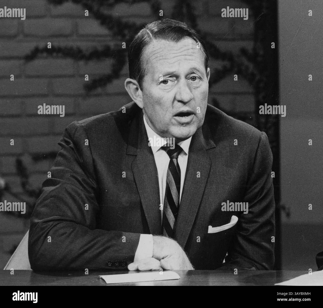 ART LINKLETTER (17 juillet 1912 - 26 mai 2010) Arthur Gordon Linkletter était une personnalité de la radio et de la télévision canado-américaine et l'ancien animateur de deux émissions de télévision américaines de longue date : House Party, diffusée à la radio et à la télévision CBS pendant 25 ans, et People Are Funny, diffusée à la radio-télévision NBC pendant 19 ans. Il était célèbre pour avoir interviewé des enfants sur « House Party » et « Kids Say the Darndest Things », ce qui a conduit à une série de livres à succès citant des enfants. PHOTO : ART LINKLETTER (date et lieu exacts inconnus) (crédit image : © Globe photos/ZUMApress.com) Banque D'Images