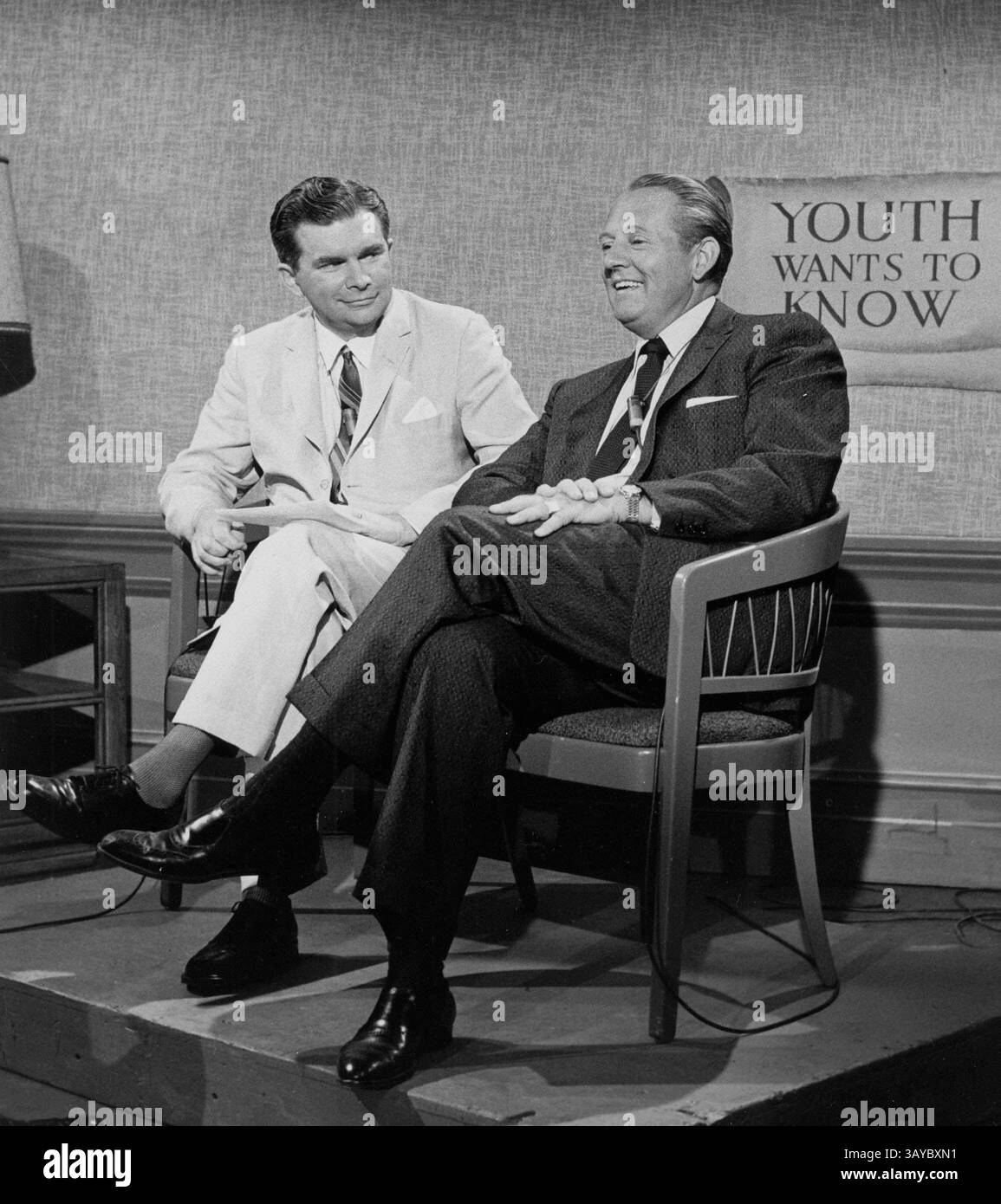 ART LINKLETTER (17 juillet 1912 - 26 mai 2010) Arthur Gordon Linkletter était une personnalité de la radio et de la télévision canado-américaine et l'ancien animateur de deux émissions de télévision américaines de longue date : House Party, diffusée à la radio et à la télévision CBS pendant 25 ans, et People Are Funny, diffusée à la radio-télévision NBC pendant 19 ans. Il était célèbre pour avoir interviewé des enfants sur « House Party » et « Kids Say the Darndest Things », ce qui a conduit à une série de livres à succès citant des enfants. PHOTO : ART LINKLETTER (date et lieu exacts inconnus) (crédit image : © Globe photos/ZUMApress.com) Banque D'Images