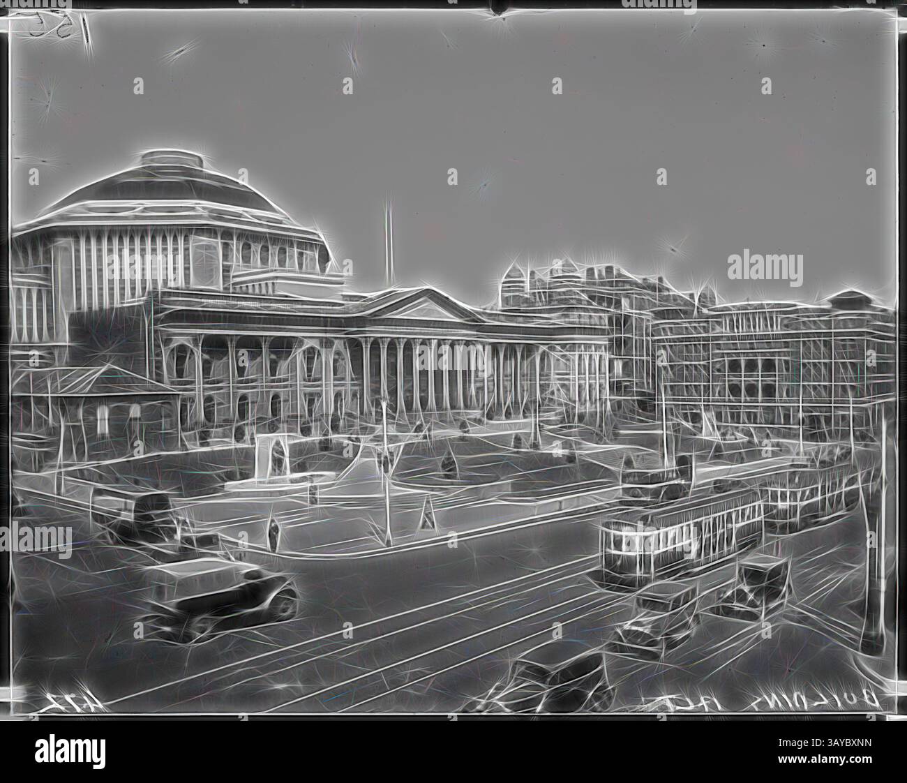 Une scène architecturale grandiose avec un grand bâtiment classique avec des colonnes spectaculaires et un toit en dôme, sur fond de ville animée. Voitures et tramways traversent les rues, tandis que les piétons apprécient la place ouverte devant le bâtiment., Glass Negative - vue du musée industriel et technologique du coin de Swanston Street et Latrobe Street, Melbourne, vers 1930, copie négative de la photographie montrant l'entrée de Swanston Street au musée industriel et technologique, avec le dôme terminé., Art classique avec une touche moderne réinventée par Artotop Banque D'Images