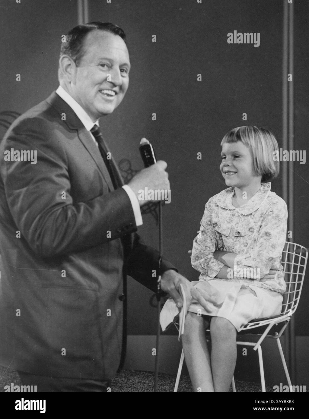 ART LINKLETTER (17 juillet 1912 - 26 mai 2010) Arthur Gordon Linkletter était une personnalité de la radio et de la télévision canado-américaine et l'ancien animateur de deux émissions de télévision américaines de longue date : House Party, diffusée à la radio et à la télévision CBS pendant 25 ans, et People Are Funny, diffusée à la radio-télévision NBC pendant 19 ans. Il était célèbre pour avoir interviewé des enfants sur « House Party » et « Kids Say the Darndest Things », ce qui a conduit à une série de livres à succès citant des enfants. PHOTO : ART LINKLETTER (date et lieu exacts inconnus) (crédit image : © Globe photos/ZUMApress.com) Banque D'Images
