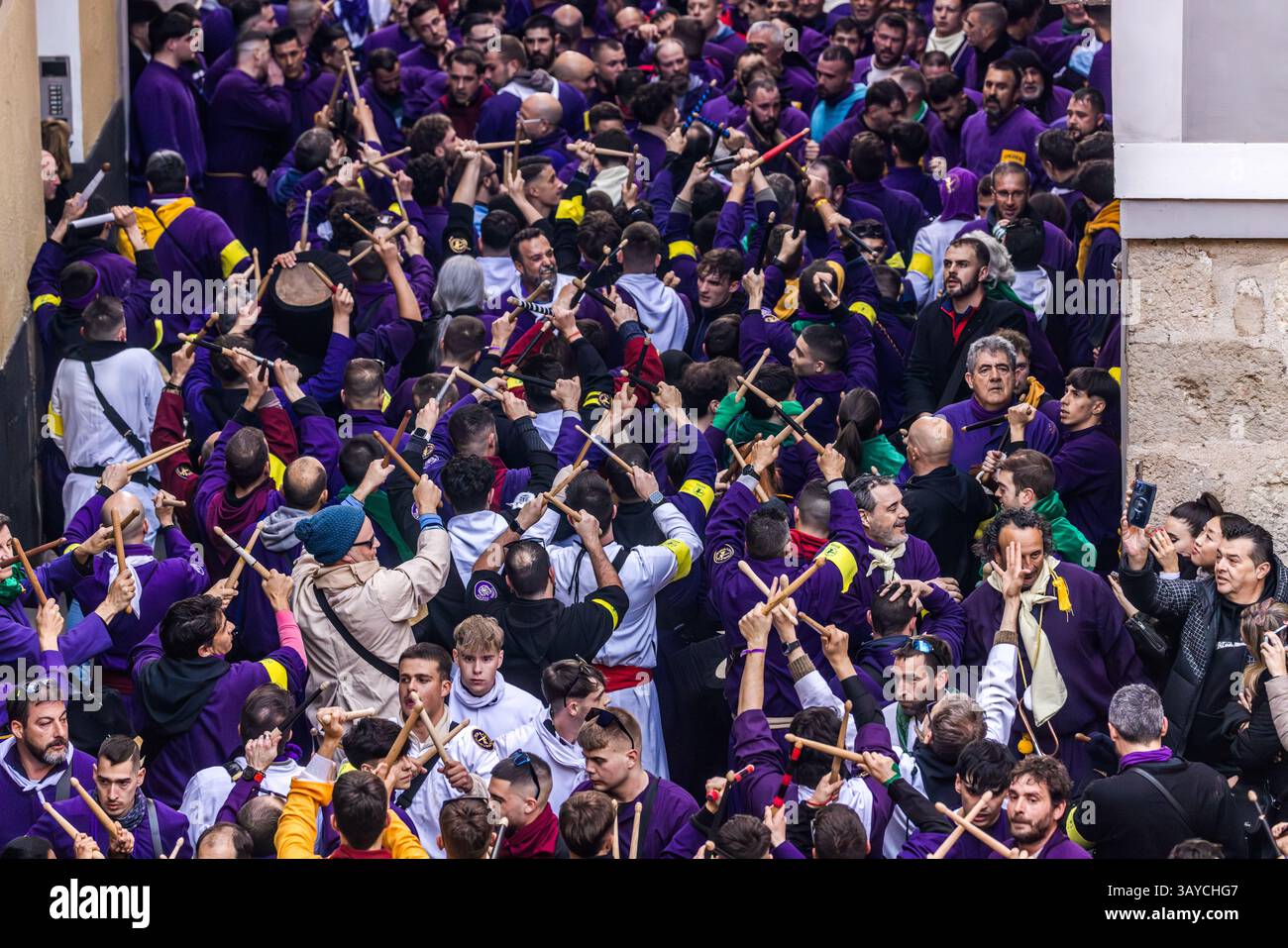 Les Turbas de Cuenca en robe violette font un bruit assourdissant avec leurs tambours (tambores) et trompettes (clarines) à la tête de la procession du Camino del Calvario, qui passe par Cuenca le vendredi Saint. Plaza Mayor, Cuenca, Castille-la Manche, Espagne Banque D'Images