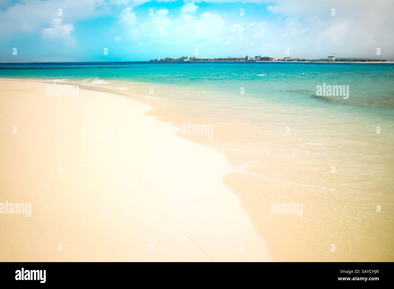 Vue sur l'horizon de l'île de San Andrés, Colombie, depuis la plage d'un banc de sable dans les cayes, entouré d'eaux cristallines Banque D'Images