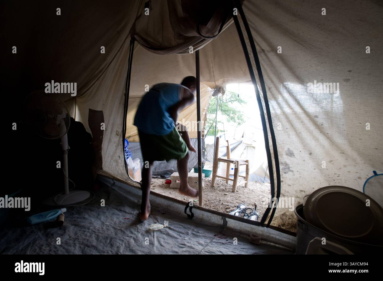 28 juin 2010 - Port au Prince, Haïti - Peterson, 12 ans, sort de la porte de la tente familiale dans un camp de déplacés dans le quartier de Delmas à Port au Prince six mois après le tremblement de terre haïtien. (Crédit image : © Jessica Brandi Lifland/ZUMApress.com) Banque D'Images 28 juin 2010 - Port au Prince, Haïti - Peterson, 12 ans, sort de la porte de la tente familiale dans un camp de déplacés dans le quartier de Delmas à Port au Prince six mois après le tremblement de terre haïtien. (Crédit image : © Jessica Brandi Lifland/ZUMApress.com) Banque D'Images