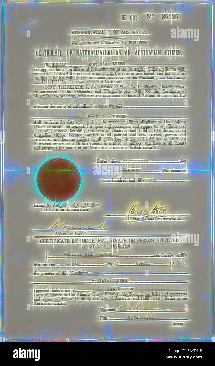 Certificat de naturalisation attestant la reconnaissance officielle d'une personne en tant que citoyen australien, comportant un emblème, des signatures officielles et une langue officielle décrivant les conditions de citoyenneté. Certificat de naturalisation - délivré à Bretislav Lukes, Commonwealth d'Australie, 18 janvier 1956, certificat de naturalisation délivré par le Commonwealth d'Australie à Bretislav Lukes le 18 janvier 1956. Né le 12 janvier 1922 à Stankou en Tchécoslovaquie, Bretislav affirme avoir travaillé pour les Allemands pendant la guerre dans l'usine Junkers Aircraft. Il émigre en Australie en 1950 après avoir dépensé Banque D'Images