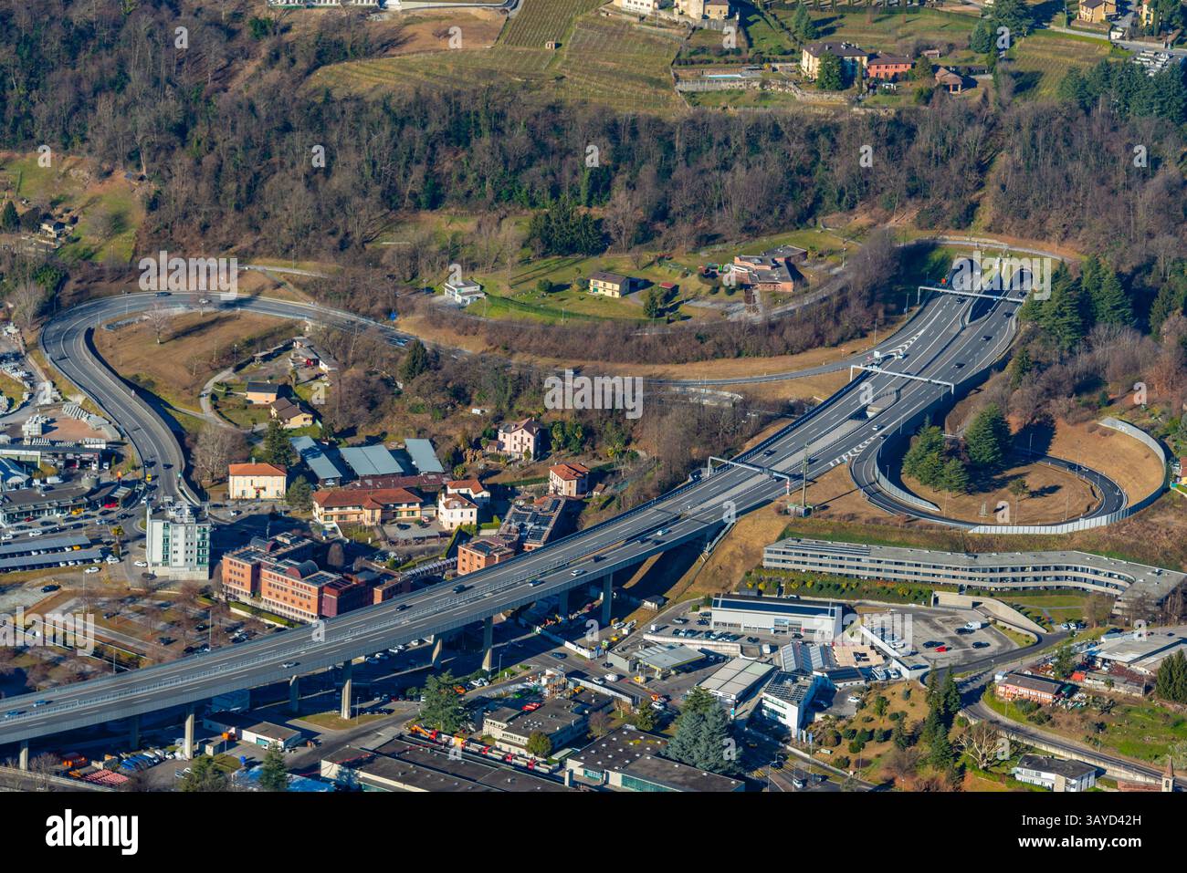 Vue panoramique avec autoroute et tunnel près de Lugano, Suisse. IMAGE Banque D'Images