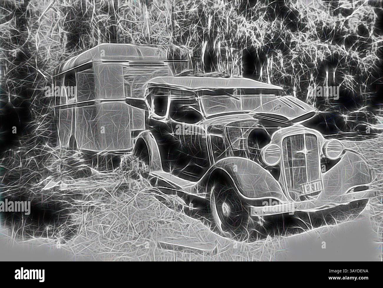 Une automobile vintage, aux lignes épurées et au design rétro, est garée à côté d'une remorque classique, toutes deux partiellement obscurcies par un feuillage envahi par la végétation. La scène évoque un sentiment de nostalgie, capturant l'essence d'une époque révolue., négatif - Victoria, vers 1905, Une voiture avec une petite caravane. Le capot de la voiture est relevé., Art classique avec une touche moderne réinventée par Artotop Banque D'Images