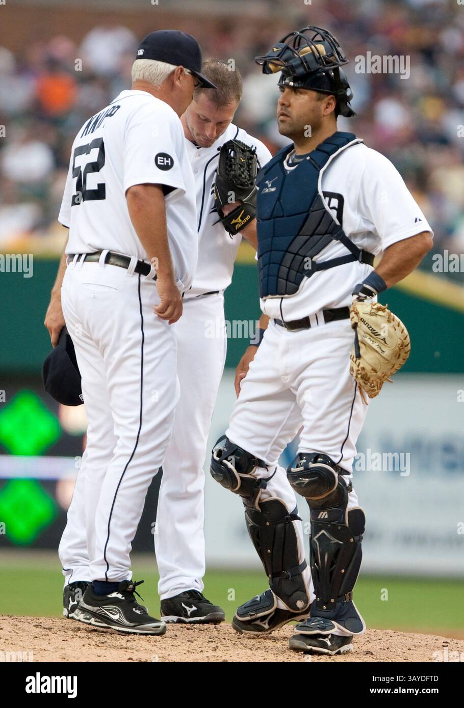 15 juin 2010 : le lanceur Max Scherzer (#37) et le receveur Gerald Laird (#12) des Tigers de Détroit discutent avec l'entraîneur de lanceurs dans l'action de match entre les Nationals de Washington et les Tigers de Détroit au Comerica Park à Detroit, Michigan. Les Tigres ont battu les nationaux 7-4.(image crédit : © John Mersits/Cal Sport Media/ZUMApress.com) Banque D'Images