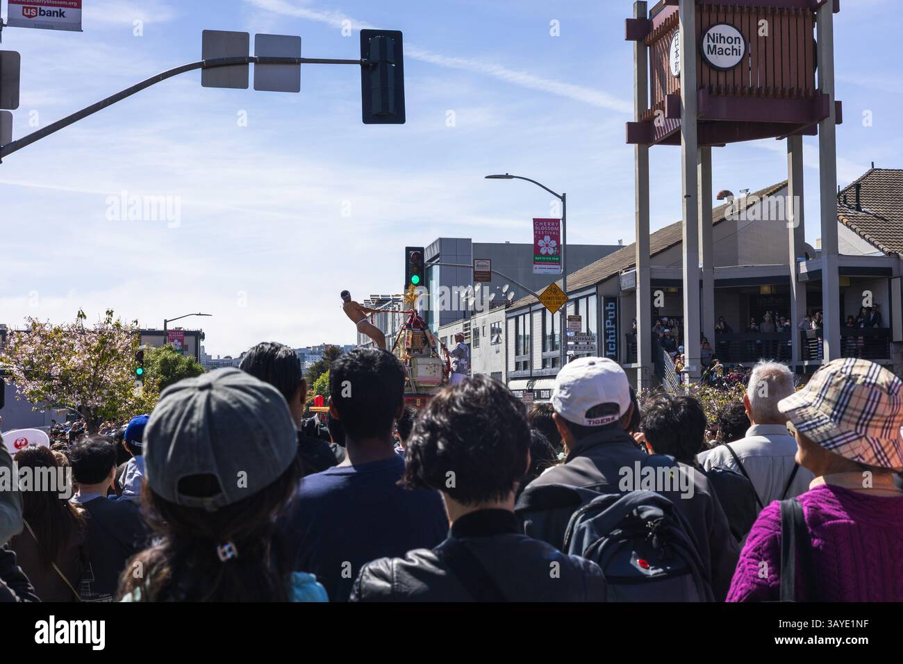 San Francisco CA États-Unis. 20 avril 2025 : Une foule nombreuse se rassemble à Japantown de San Francisco pour le festival annuel Cherry Blossom. Banque D'Images