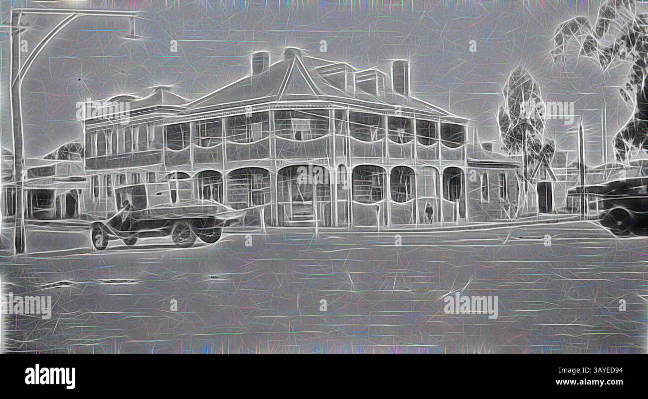 Un bâtiment vintage avec un style architectural distinct, avec des fenêtres cintrées et un porche enveloppant, se tient bien en vue au coin de la rue. Une voiture classique est garée à proximité, ajoutant à l'atmosphère nostalgique de la scène., négatif - Victoria, circa 1925, Un camion en face de l'Hôtel commercial., Art classique avec une touche moderne réinventé par Artotop Banque D'Images