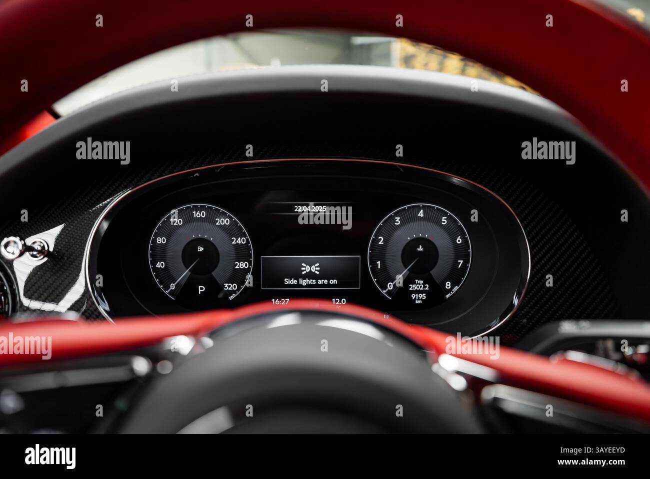 Gros plan sur le tableau de bord de voiture de luxe au design noir et rouge Banque D'Images