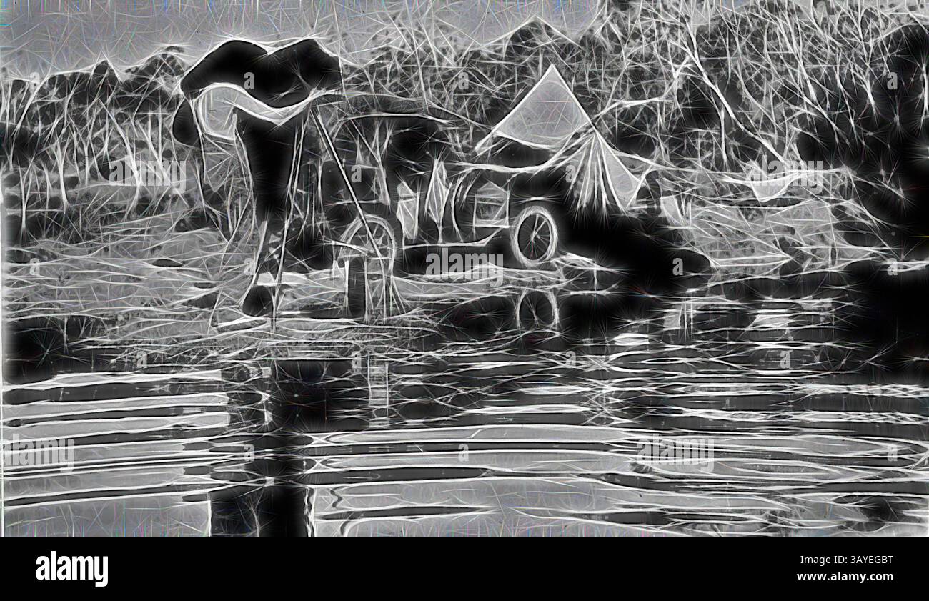 Une scène sereine au bord du lac comprend un camping rustique avec une tente et des équipements à proximité, entouré d'un riche feuillage reflétant dans l'eau calme., négatif - Outback Motor car Trip, Northern Territory ( ?), vers 1920, Un homme prenant une photo. Son appareil photo est sur un trépied et il y a un camp et une voiture Ford modèle T en arrière-plan., Art classique avec une touche moderne réinventée par Artotop Banque D'Images