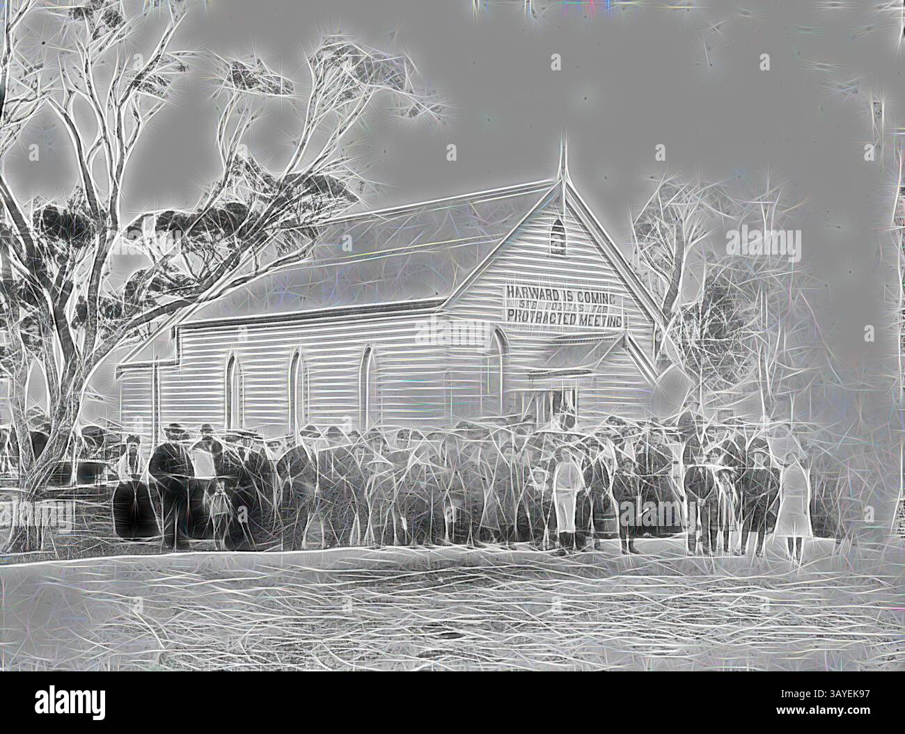 Un grand rassemblement de personnes se tient à l'extérieur d'une modeste église en bois, avec des arbres en arrière-plan. La scène transmet un sentiment de communauté et d'anticipation, lorsque les individus se rassemblent pour un événement ou une réunion important. Le signe de l'église indique qu'elle accueille une réunion prolongée, suggérant une occasion communautaire importante., négatif - Horsham, Victoria, vers 1905, Un groupe devant l'église Horsham du Christ. Un panneau sur l'église dit : "Harward arrive. Voir les affiches pour les réunions prolongées.'., Art classique avec une touche moderne réinventée par Artotop Banque D'Images