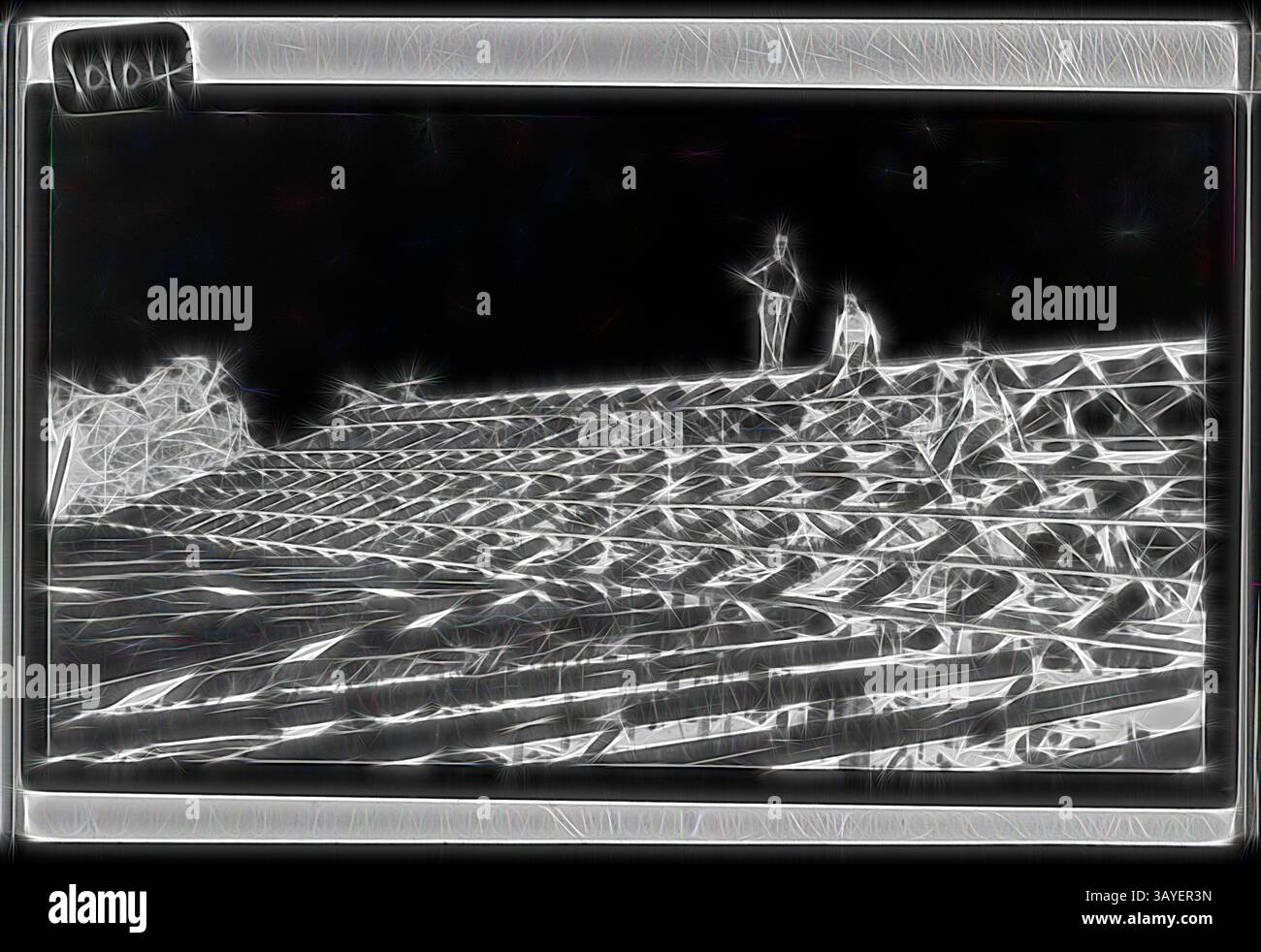 Un paysage dramatique présente une série de lignes et de formes texturées, créant une représentation abstraite d'une construction ou d'un site architectural. De grandes structures s'élèvent au-dessus d'un premier plan à motifs, entourées d'un fond sombre et atmosphérique., négatif - Tocumwal, Nouvelle-Galles du Sud, avant 1950, trois charpentiers sur la charpente pour un toit incliné., Art classique avec une touche moderne réinventée par Artotop Banque D'Images