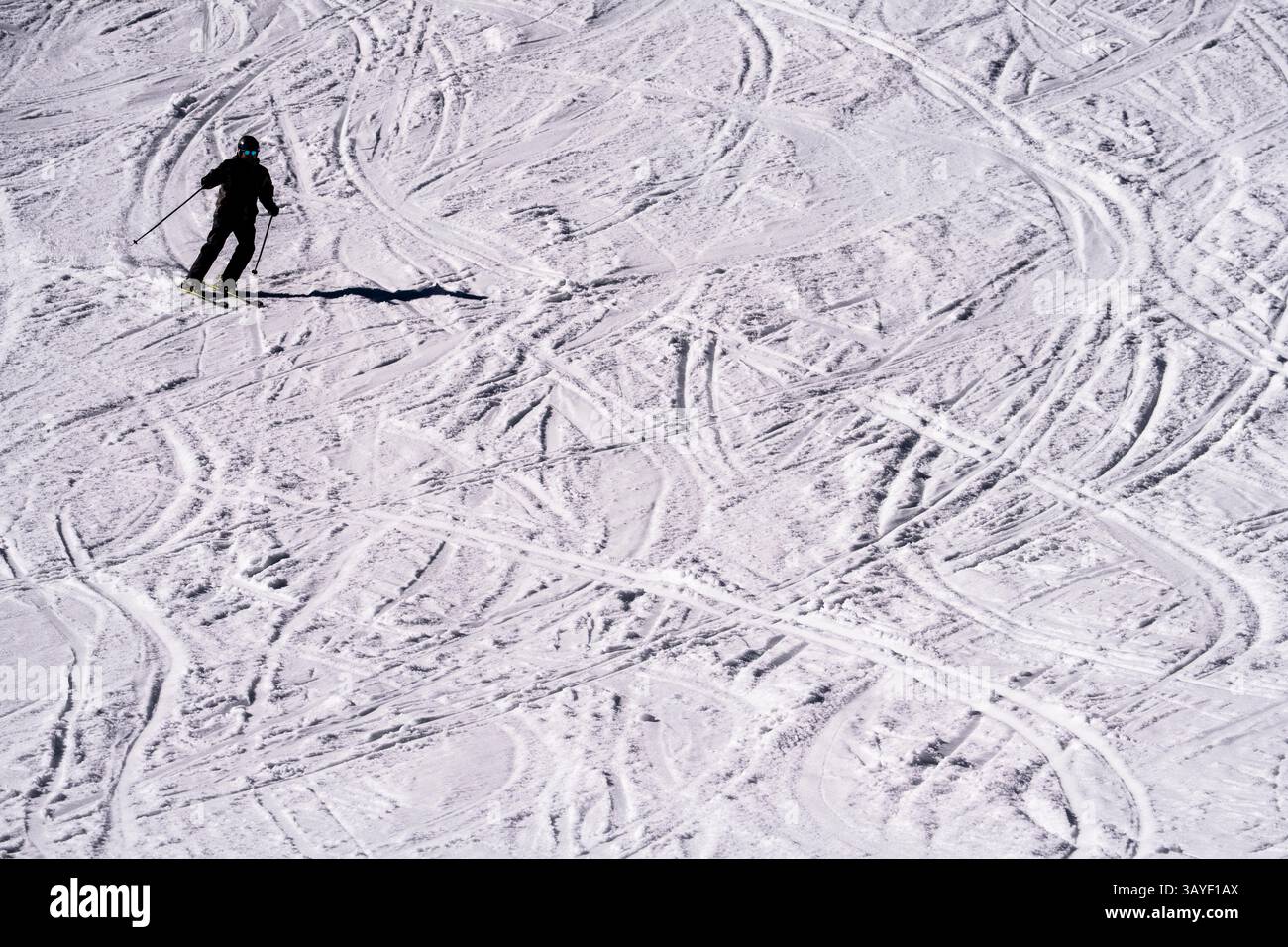 Skieur sur une piste de ski, tissant sur la piste, pistes dans la neige, Banque D'Images