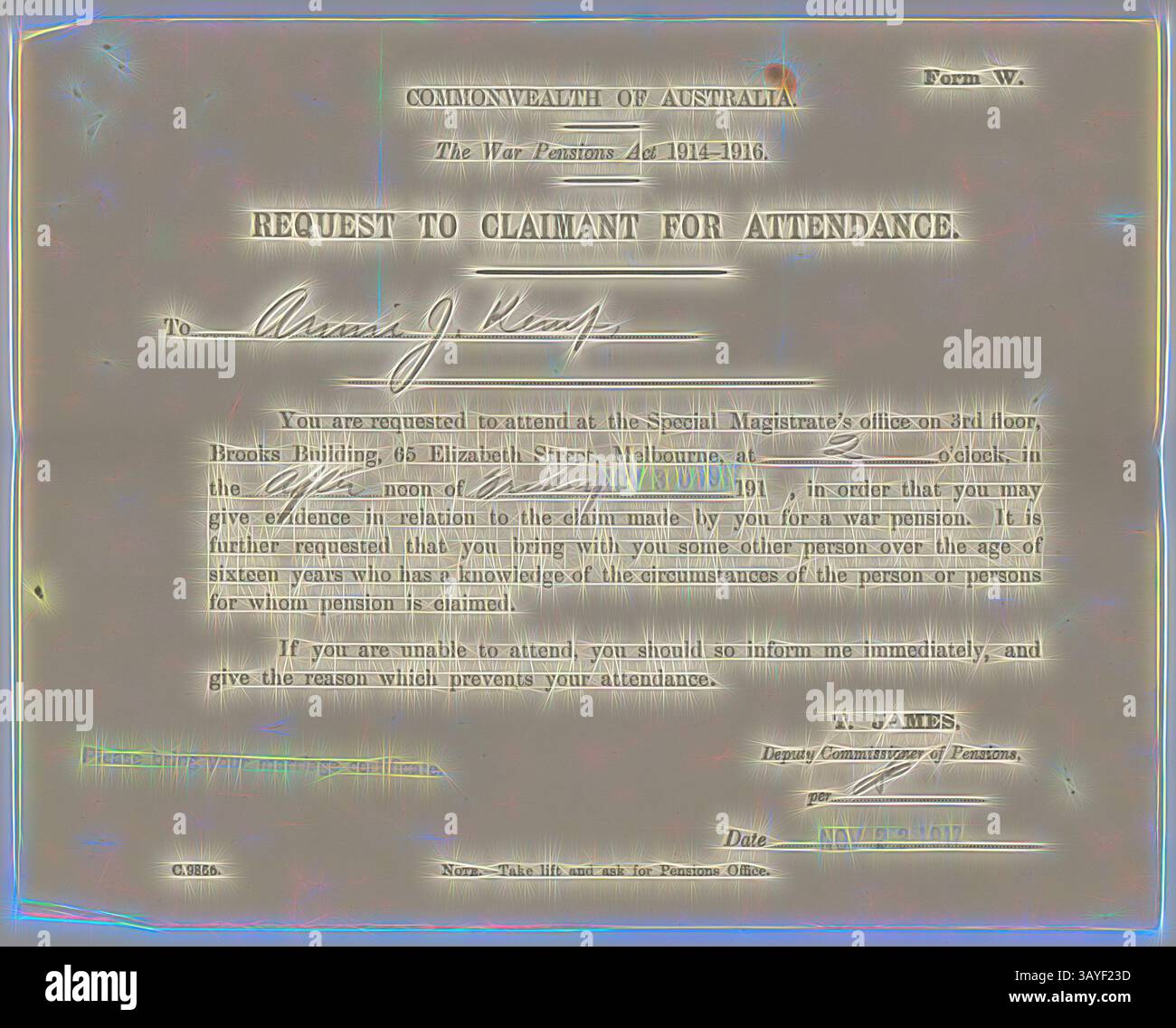 Document officiel du Commonwealth d'Australie demandant la participation à une affaire juridique. Il décrit la nécessité pour un demandeur de se présenter à un endroit précis à Melbourne, en fournissant des détails sur le but et l'importance de sa présence. Le document est daté et signé par un fonctionnaire., avis - sous-commissaire des pensions à Mme A. J. Kemp, demande de présence à l'audience sur les pensions, 30 novembre 1917, demande qu'Annie Kemp, veuve du Sdt Albert Edward Kemp, qui a été tuée au combat en 1917 pendant la première Guerre mondiale, assiste à une audience sur la pension de sa veuve à Elizabeth Street vendredi Banque D'Images