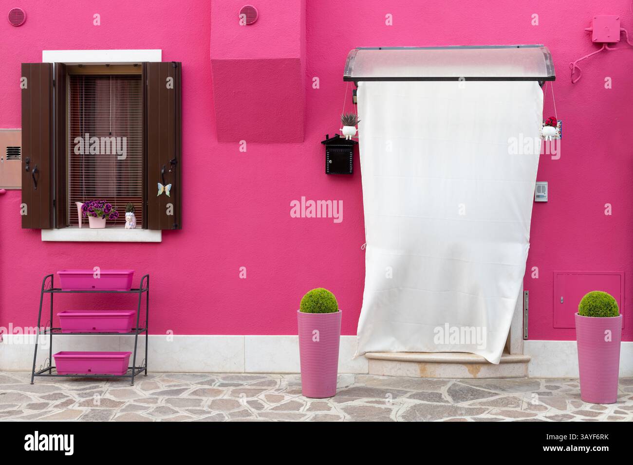 Façade colorée de maison rose à Burano Banque D'Images