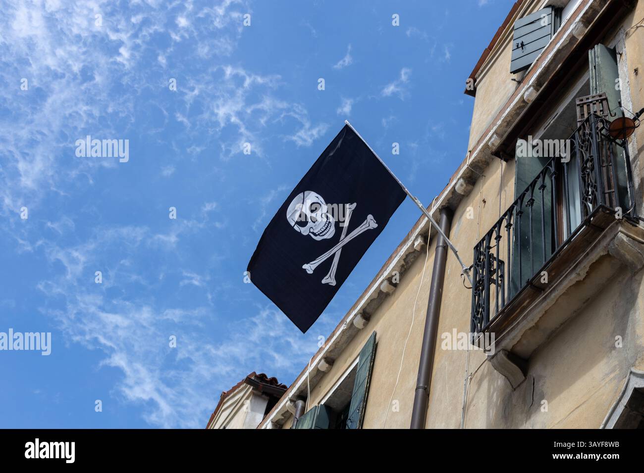 Drapeau pirate volant depuis le vieux bâtiment Banque D'Images