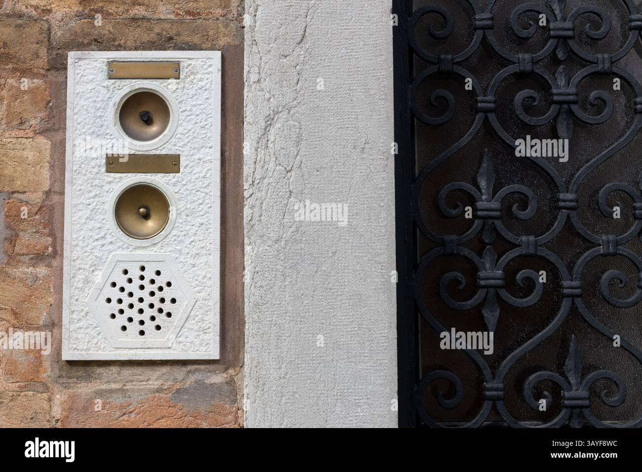 Interphone de porte vintage et porte en fer forgé Banque D'Images