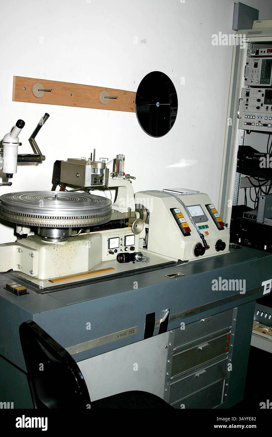 3 février 2005 - New York, New York, États-Unis - K41405ML.LA FERMETURE DE LA ''HIT FACTORY'', LE STUDIO D'ENREGISTREMENT NUMÉRO 1 DANS L'INDUSTRIE DU DISQUE..NEW YORK New York..2-3-2005. -RANGEFEINDERS- TABLEAU 2005.ENGINEERS(image crédit : © Mitchell Levy/Globe photos/ZUMAPRESS.com) Banque D'Images