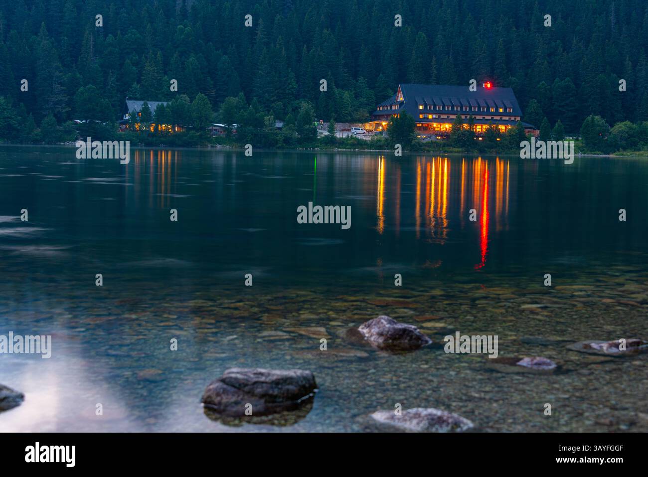 Coucher de soleil sur le lac Popradske pleso en Slovaquie. IMAGE Banque D'Images