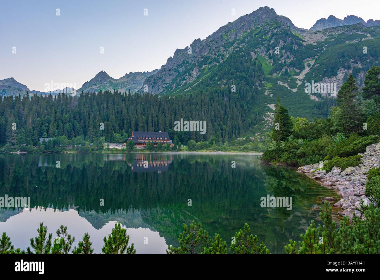 Coucher de soleil sur le lac Popradske pleso en Slovaquie. IMAGE Banque D'Images