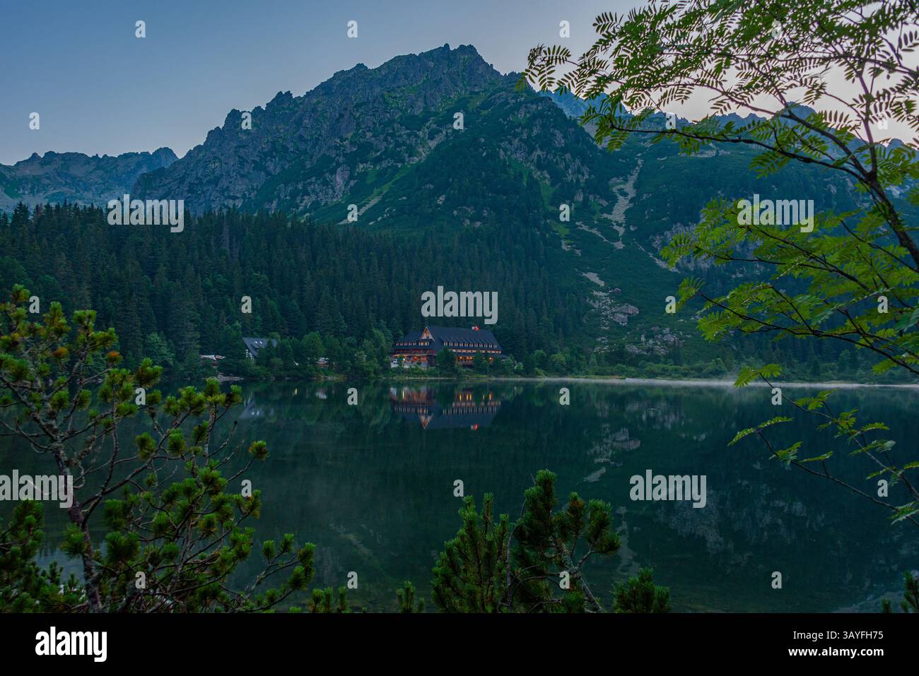 Coucher de soleil sur le lac Popradske pleso en Slovaquie. IMAGE Banque D'Images