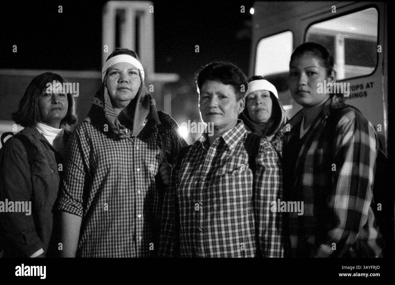 Dec. 08, 2004 - Calexico, Mexique - chaque matin, dès 2h00 DU MATIN, ces femmes voyagent de Mexicali au port d'entrée de Calexico. Ils attendent pour monter à bord des bus de travail qui les transportent jusqu’à 75 milles au nord pour leur travail dans les champs de cantaloup de la vallée impériale. Les femmes représentent environ 20 % de la main-d'œuvre agricole. Le migrant Project se propose de faire une chose : mettre un visage humain aux gens, qu'il s'agisse de familles vivant dans les terrains de terre de la Mecque pendant des mois à la fois pendant la saison des raisins, de cueilleurs de tomates à Stockton qui courent à travers les champs boueux pesant trente livres b Banque D'Images