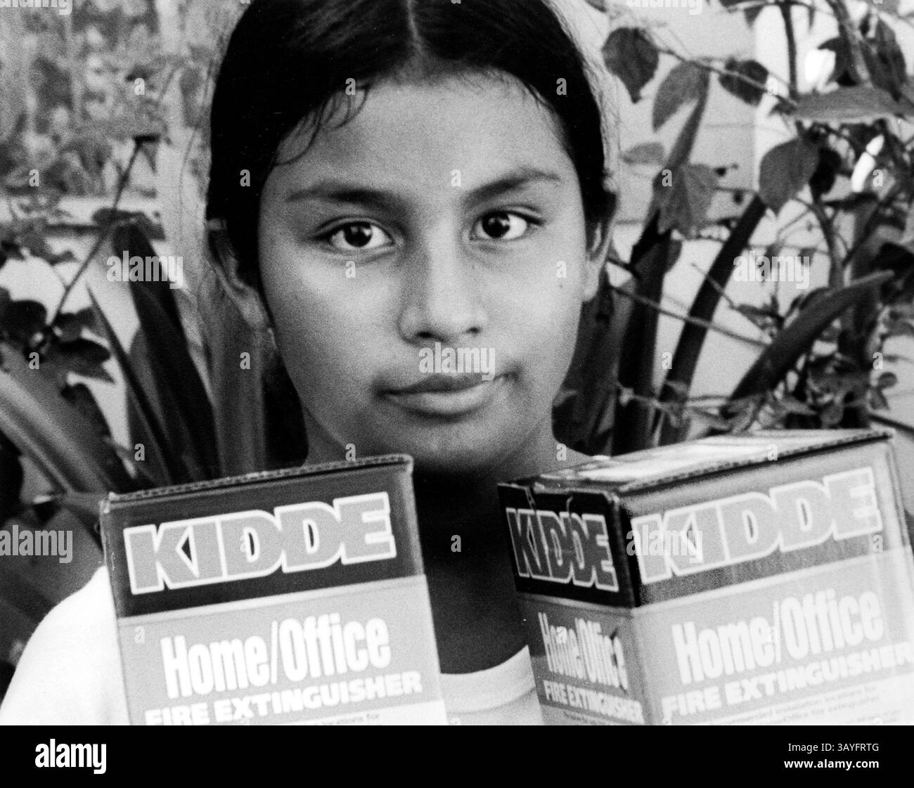 Dec. 08, 2004 - Watsonville, Californie, États-Unis - le projet migrant vise à faire une chose : pour donner un visage humain aux gens, qu'il s'agisse de familles vivant dans les terrains de terre de la Mecque pendant des mois à la fois pendant la saison des raisins, de cueilleurs de tomates à Stockton qui traversent des champs boueux traînant des seaux de 30 livres dans une chaleur brûlante, de journaliers qui se lèvent à 2 heures du matin pour traverser la frontière à Calexico seulement pour être transportés à 50 miles aux champs d'oignons et de melons brûlants de la vallée impériale, ou les travailleurs d'ascendance autochtone qui sont relégués au plus bas des plus bas emplois et conditions de vie Banque D'Images